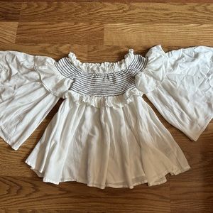 I’m selling this Vintage Havana white blouse, it is in excellent condition.